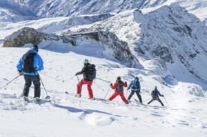 Fasten im Schnee mit Skifahren und Schneeschuhwandern